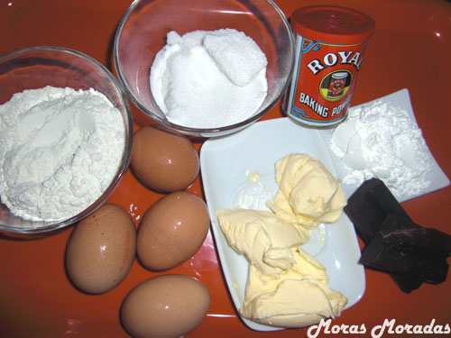 ingredientes para el bizcocho del pastel de chocolate