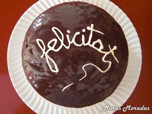 pastel de chocolate decorado con letras de vainilla