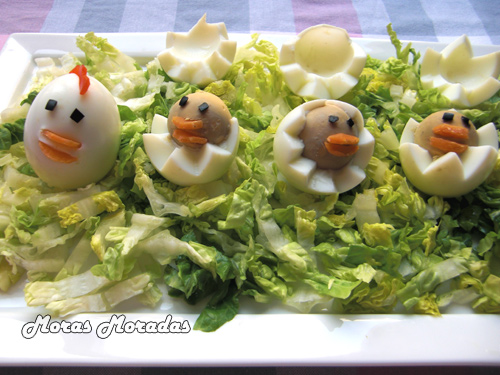familia de pollitos y gallina hechos de huevo