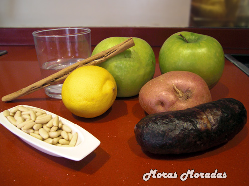 ingredientes para hacer montaditos de patata, morcilla y compota de manzana