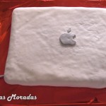 pastel macbook hecho con fondant de nubes