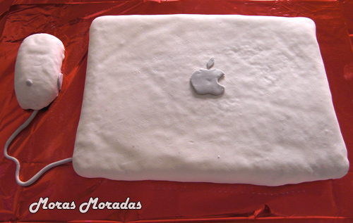 pastel macbook hecho con fondant de nubes
