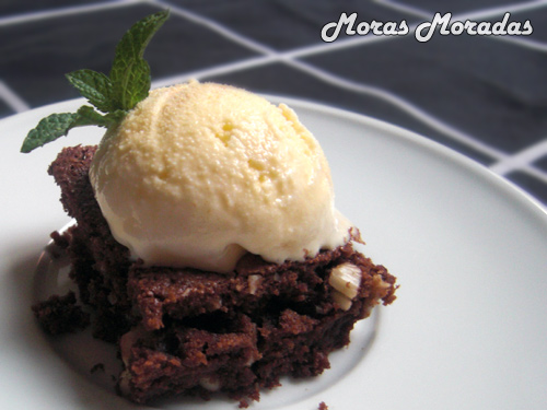 brownie de chocolate con helado de vainilla