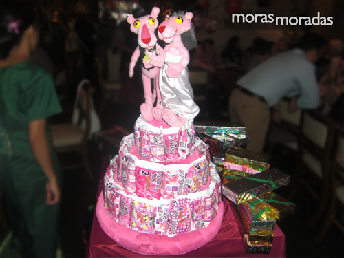 pastel hecho con pastelitos de la pantera rosa