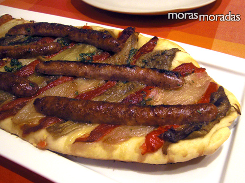 coca de recapte de ensalada asada y salchichas