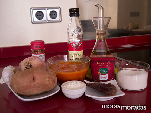 Ingredientes para hacer patatas con salsa brava