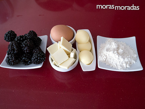 Ingredientes para hacer brownie de chocolate blanco con moras